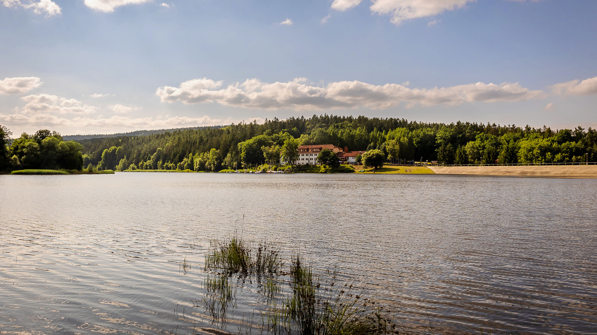 Hotel Riverdam an der Talsperre Heyda