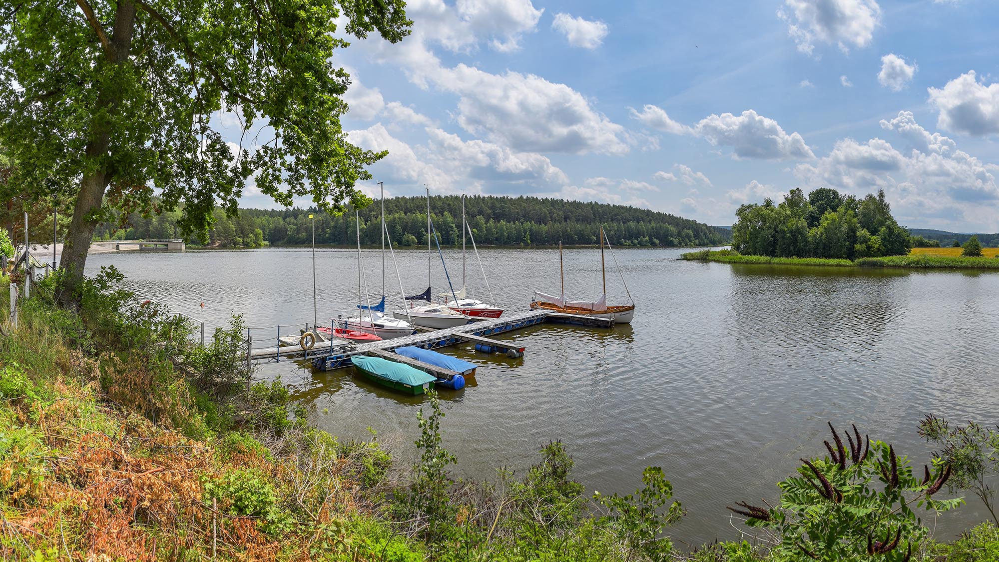 Boote an der Talsperre Heyda
