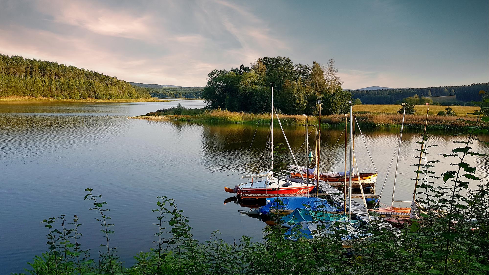 Boote an der Talsperre Heyda